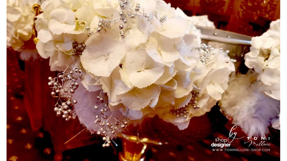 Decor cristelnita botez cu hortensii albe flori silver dantela alba si aplicatii pene fulgi albi 2